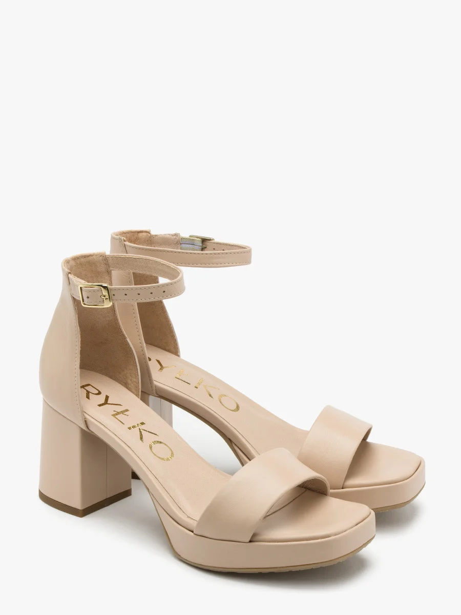 Beżowe sandały na masywnym obcasie i balu