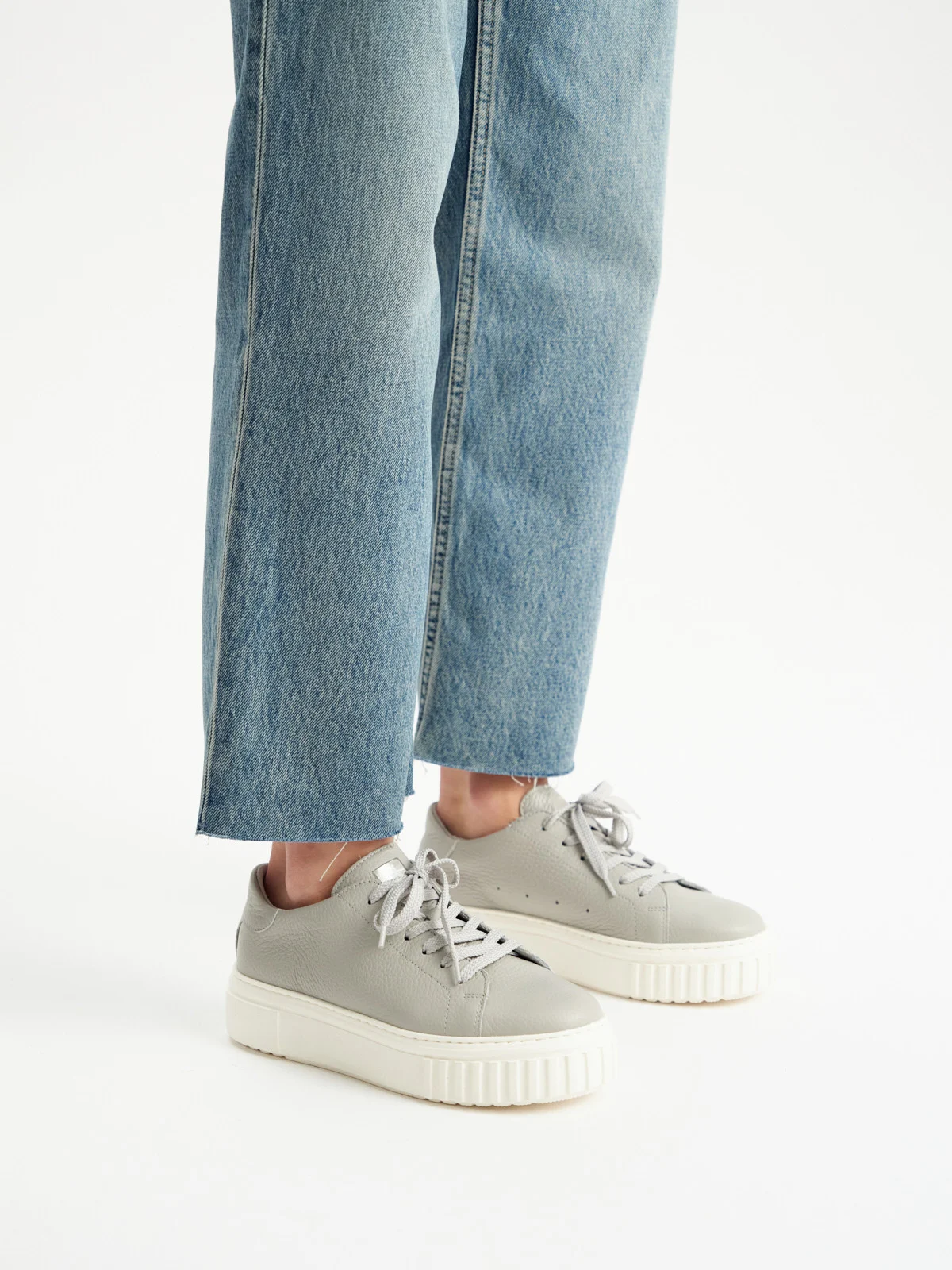 Szare sportowe półbuty na białej grubej podeszwie