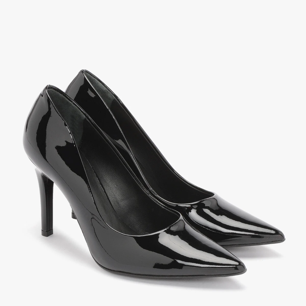 Czarne, lakierowane czółenka na wysokiej szpilce