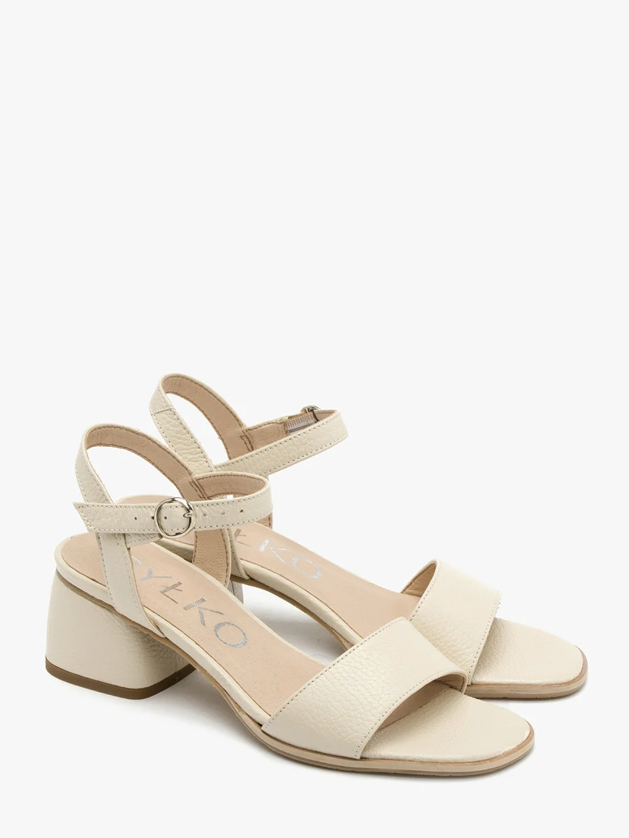 Kremowe sandały na niskim obcasie