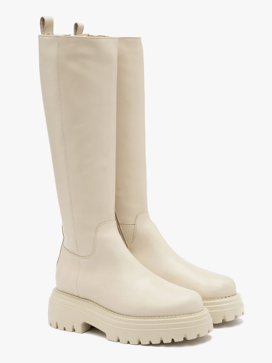 Kremowe kozaki z wąską cholewką