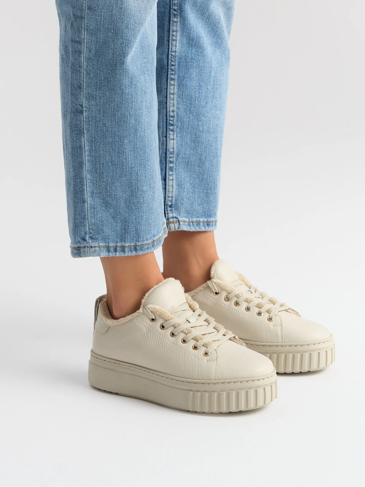 Ocieplane półbuty sportowe w beżowym kolorze