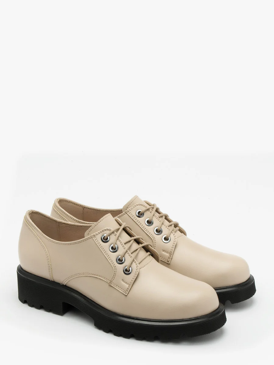 Beżowy półbuty na czarnym spodzie