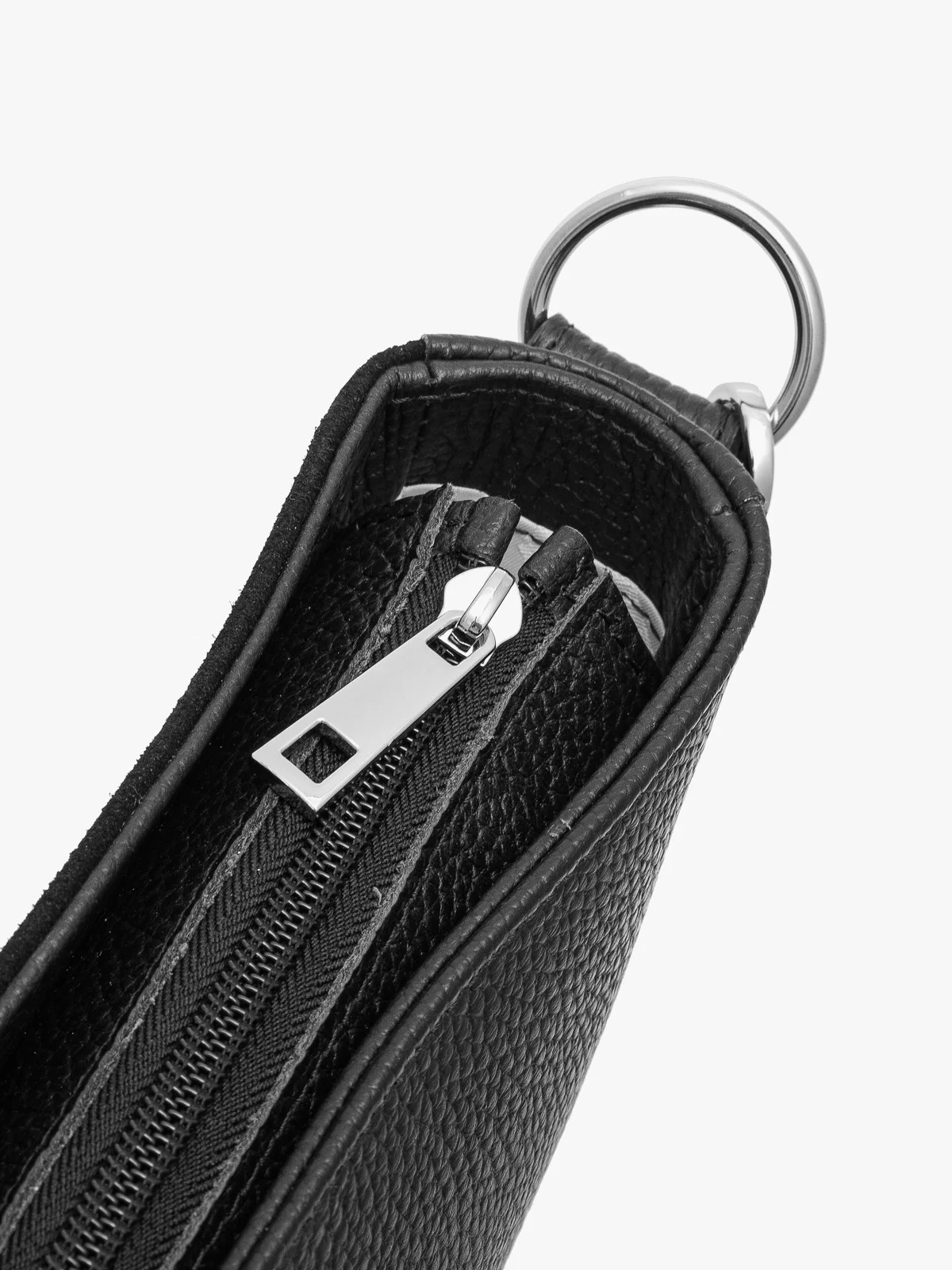 Mała, czarna torebka na szerokim pasku z taśmy