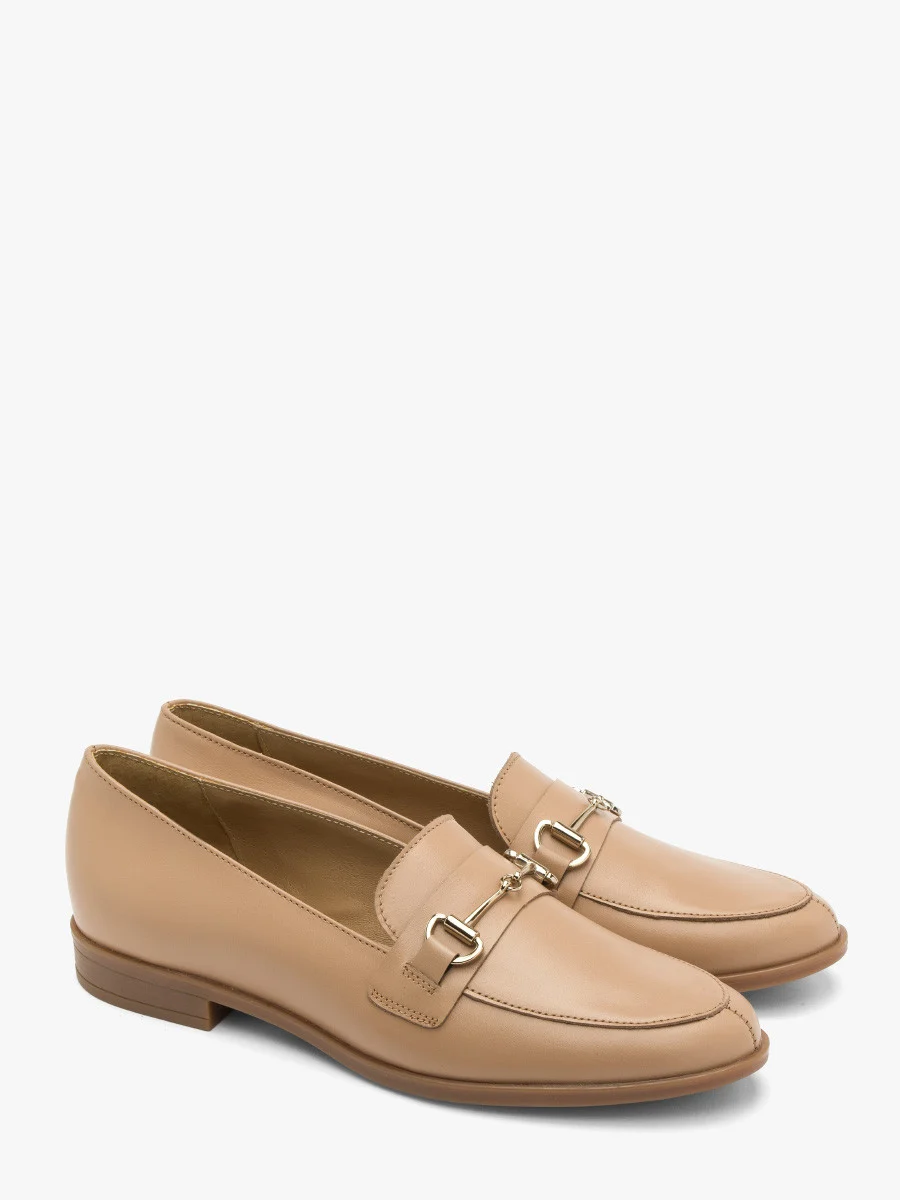 Beżowe mokasyny z platynową ozdobą