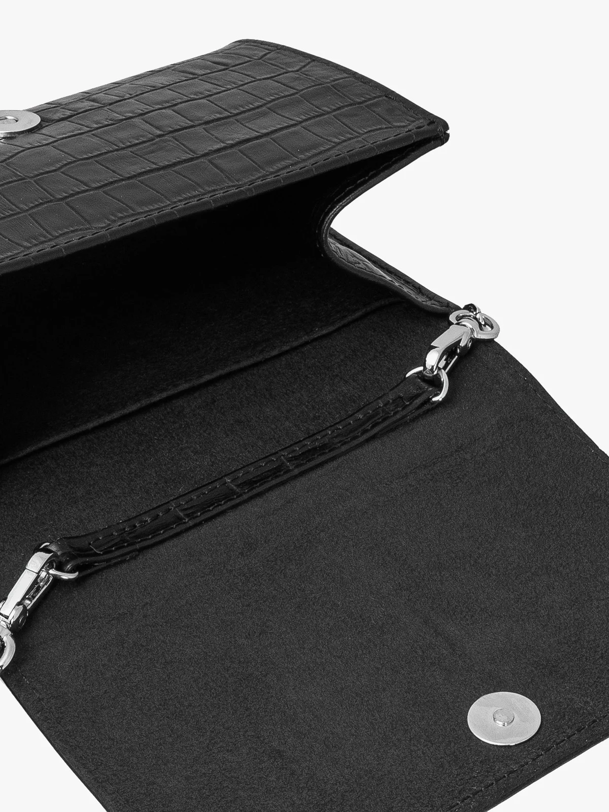 Mała czarna torebka z ozdobną fakturą