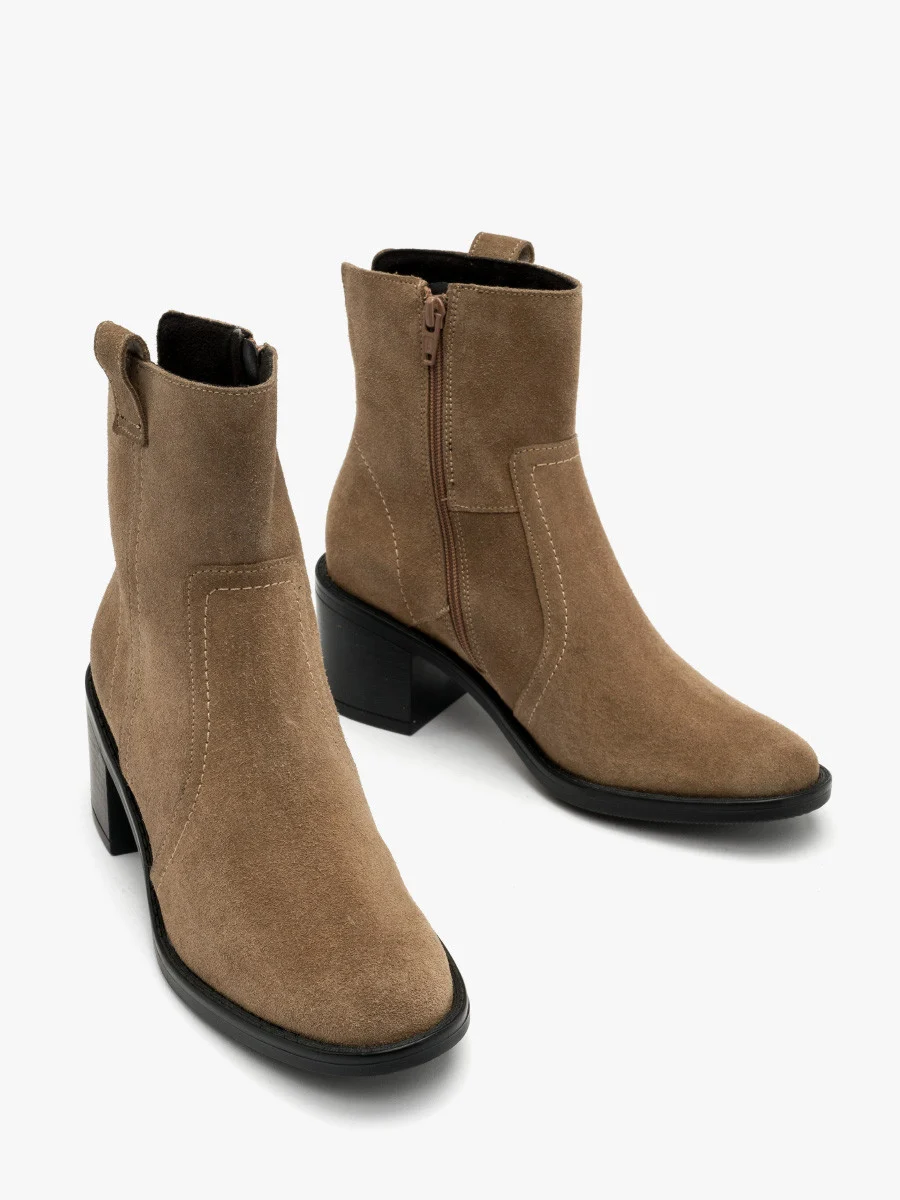 Piaskowe botki na obcasie