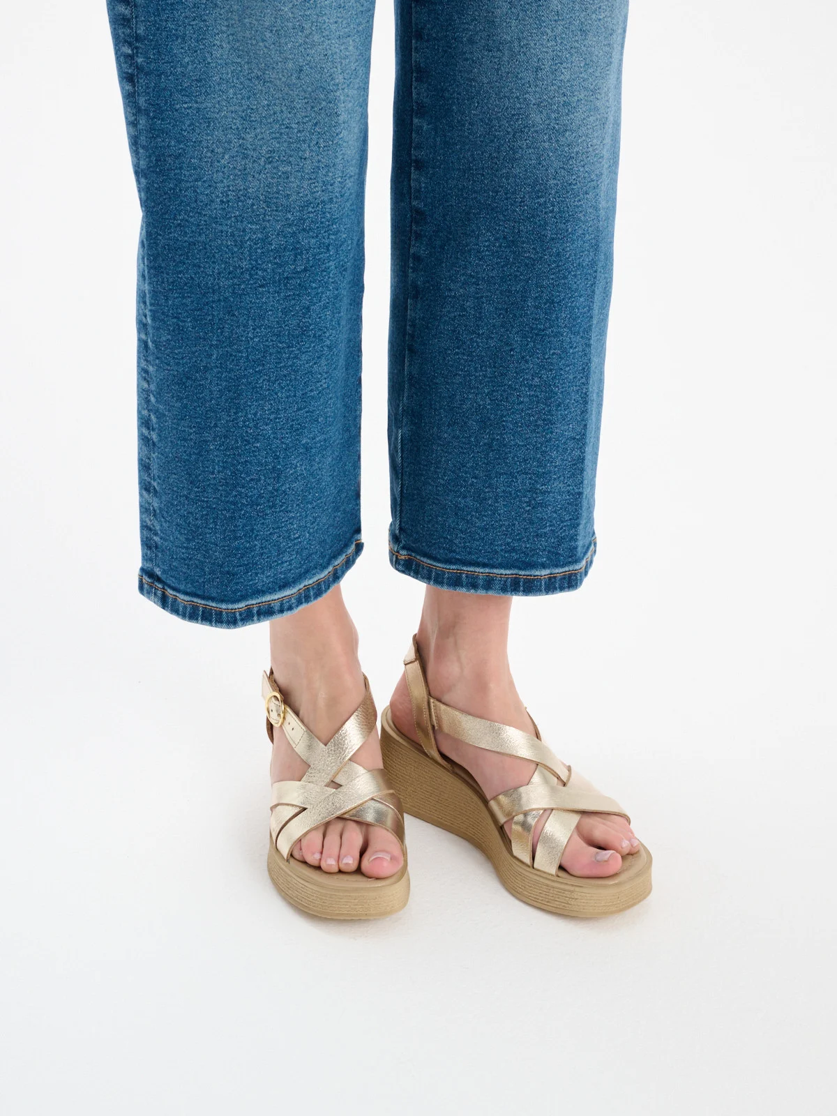 Platynowe sandały na koturnie