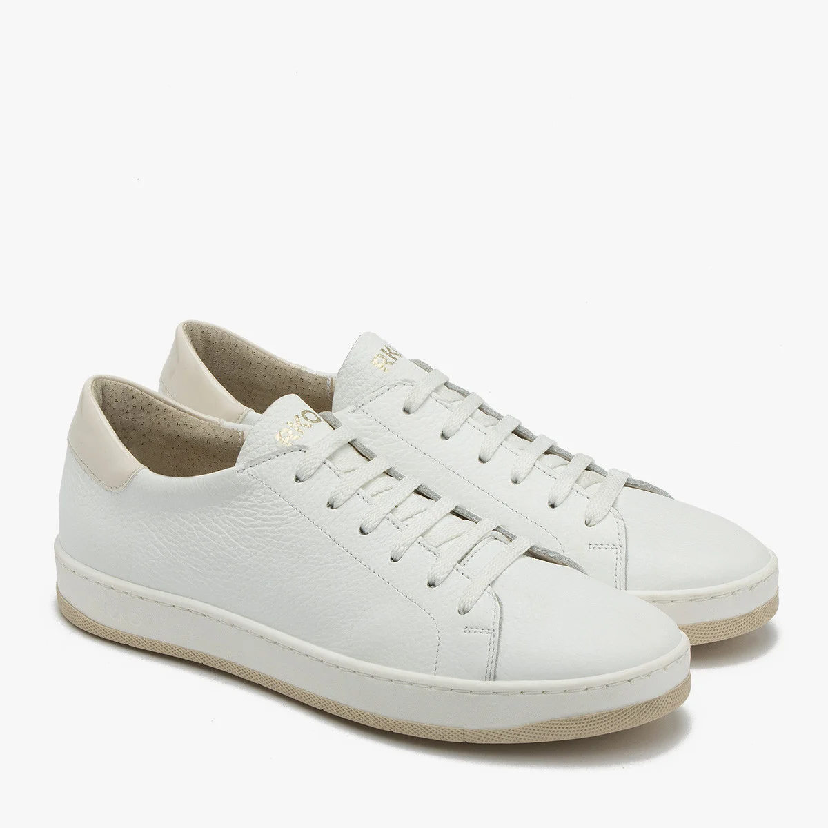 Białe sportowe półbuty