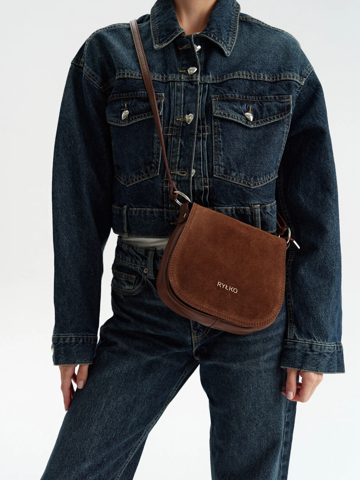 Brązowa torebka typu listonoszka z klapą