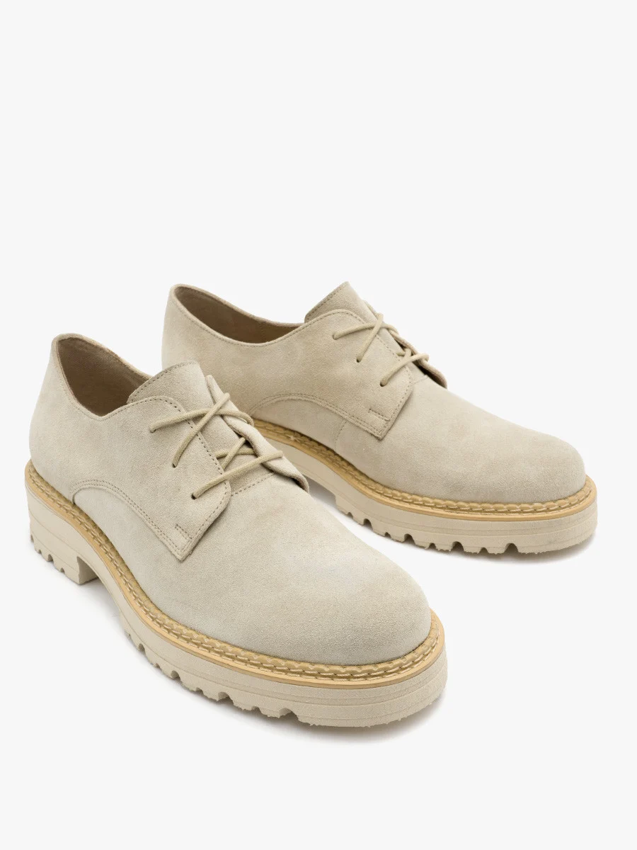 Beżowe półbuty z ozdobnym otokiem