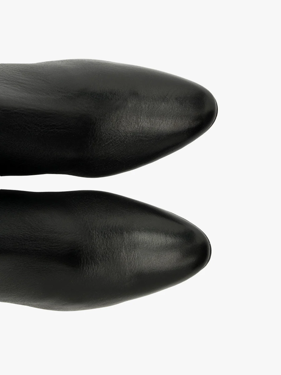 Czarne kozaki damskie z wąską cholewką