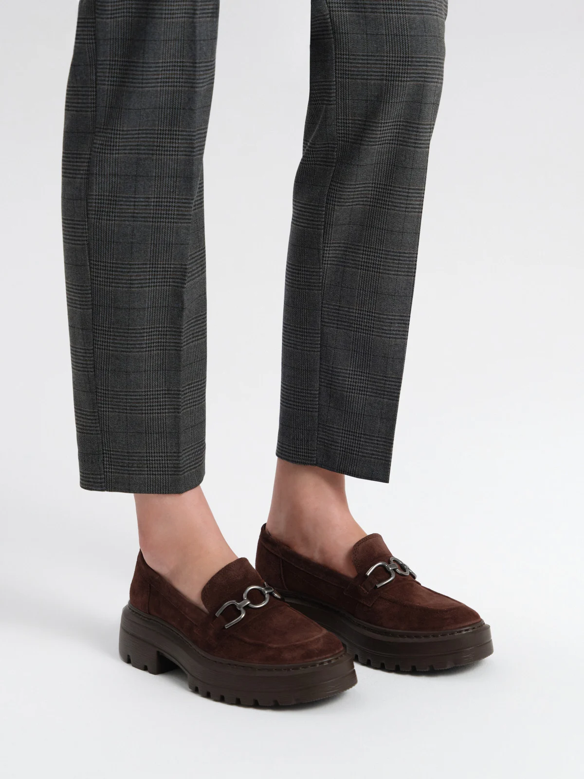 Bordowe mokasyny z ozdobą na cholewce