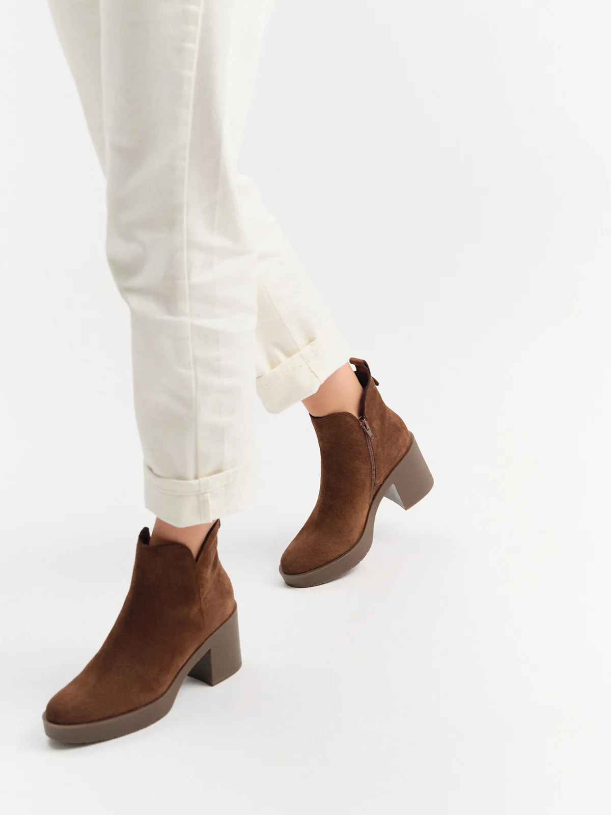 Brązowe botki ze skóry welurowej na masywnym spodzie