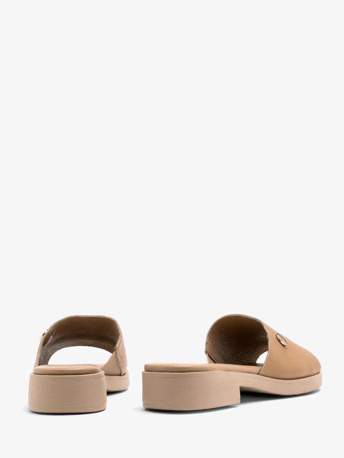 Ciemnobeżowe klapki na lekkim spodzie