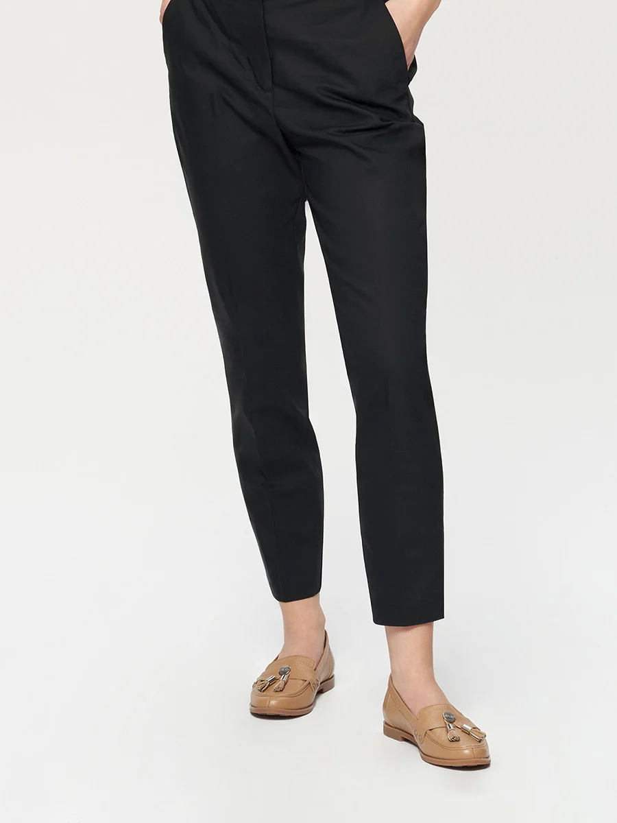 Ciemnobeżowe mokasyny ze srebrną ozdobą