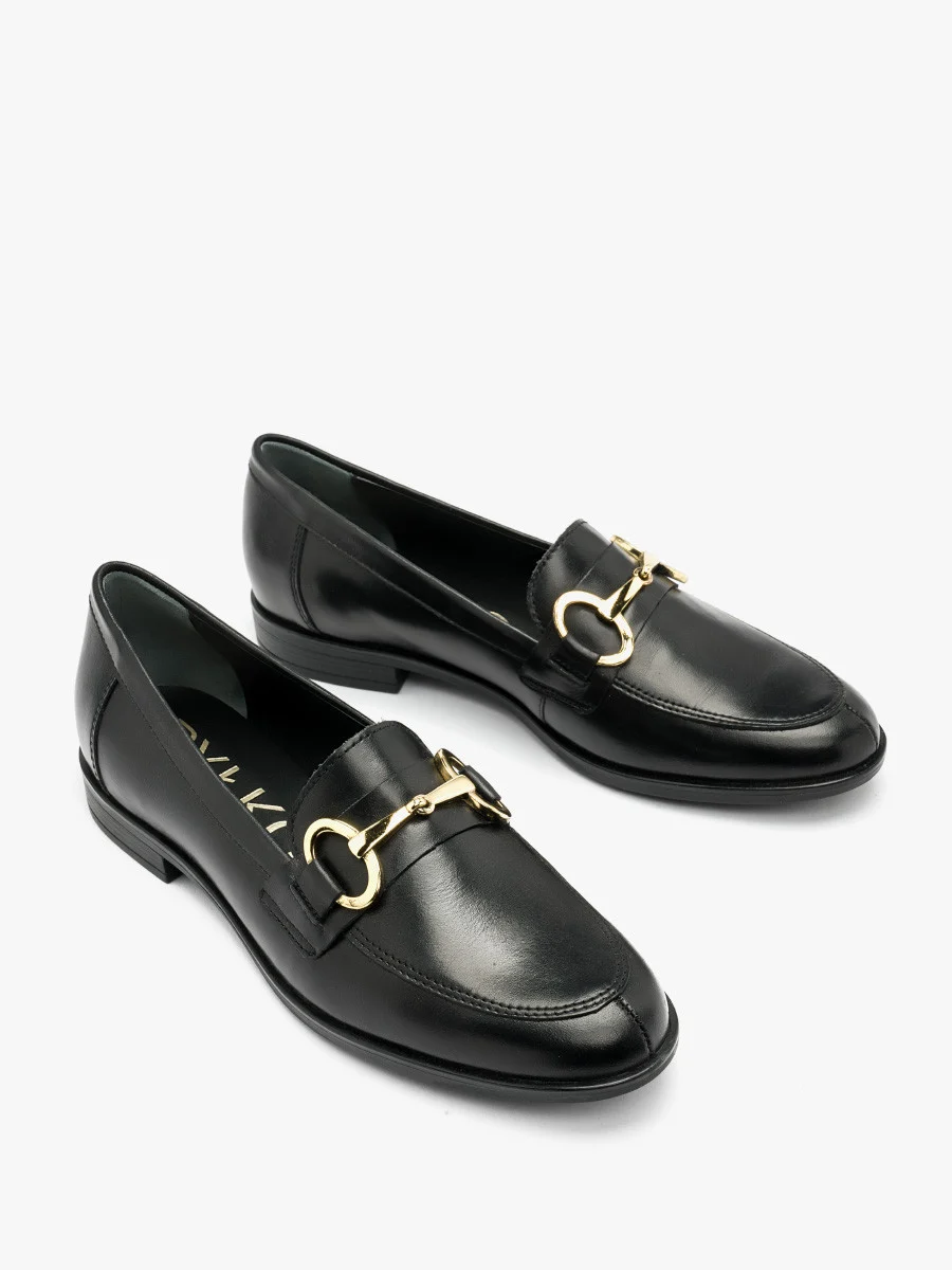 Czarne mokasyny ze złotą ozdobą