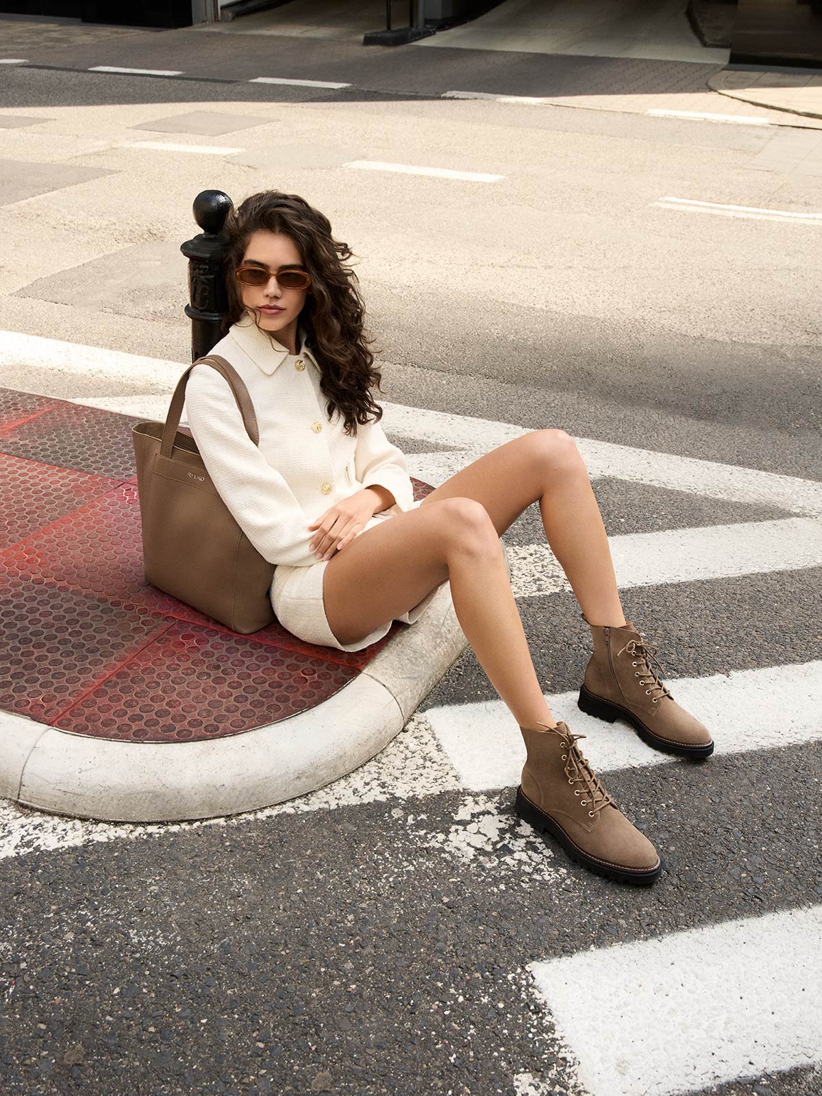 Beżowe trzewiki damskie ze skóry welurowej