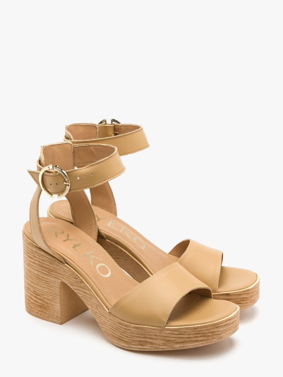 Beżowe sandały na balu