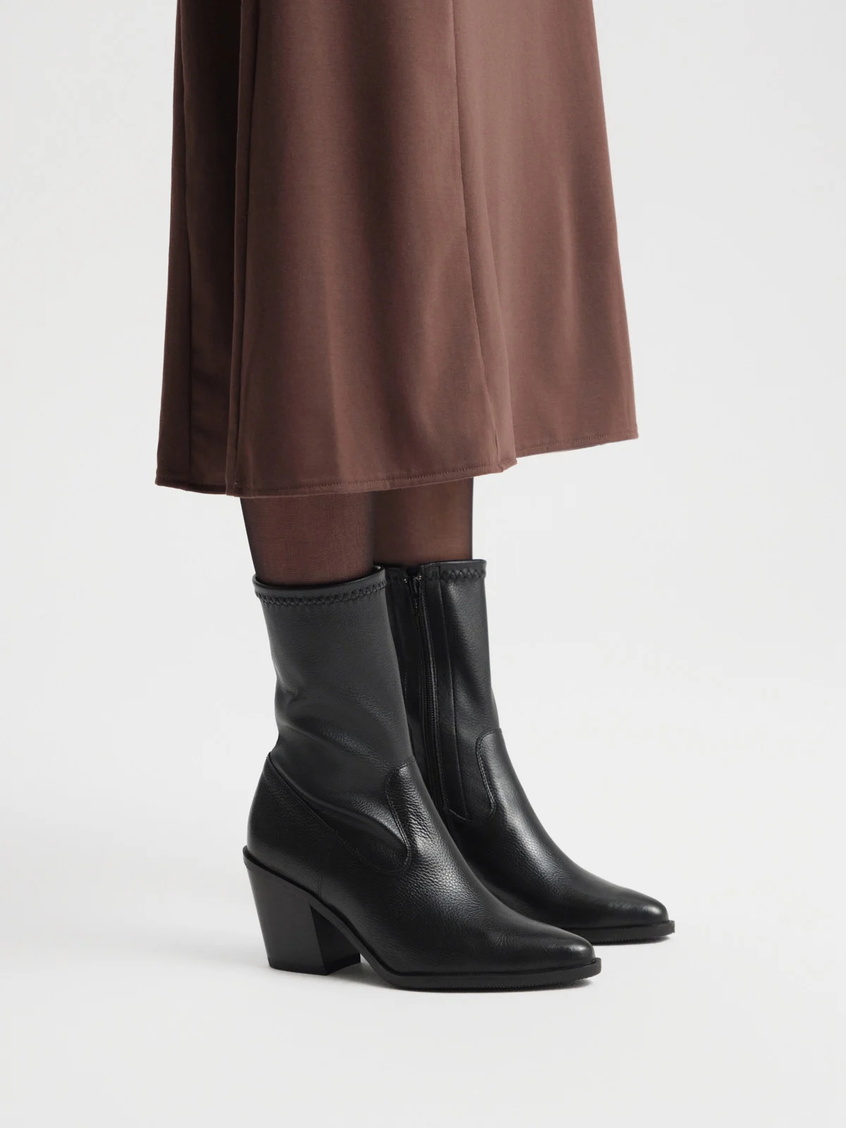 Czarne, elastyczne botki damskie na masywnym klocku