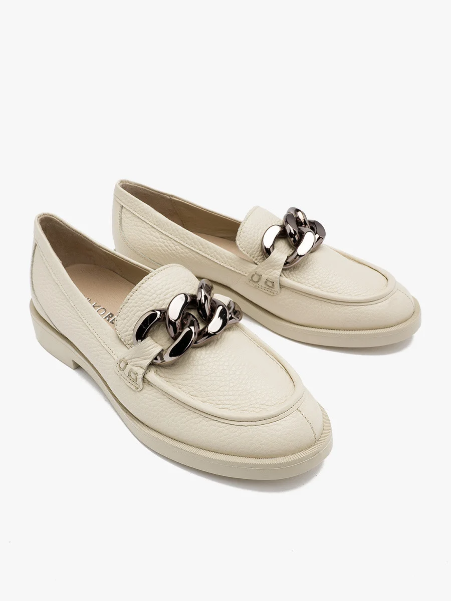 Kremowe mokasyny z masywnym łańcuchem