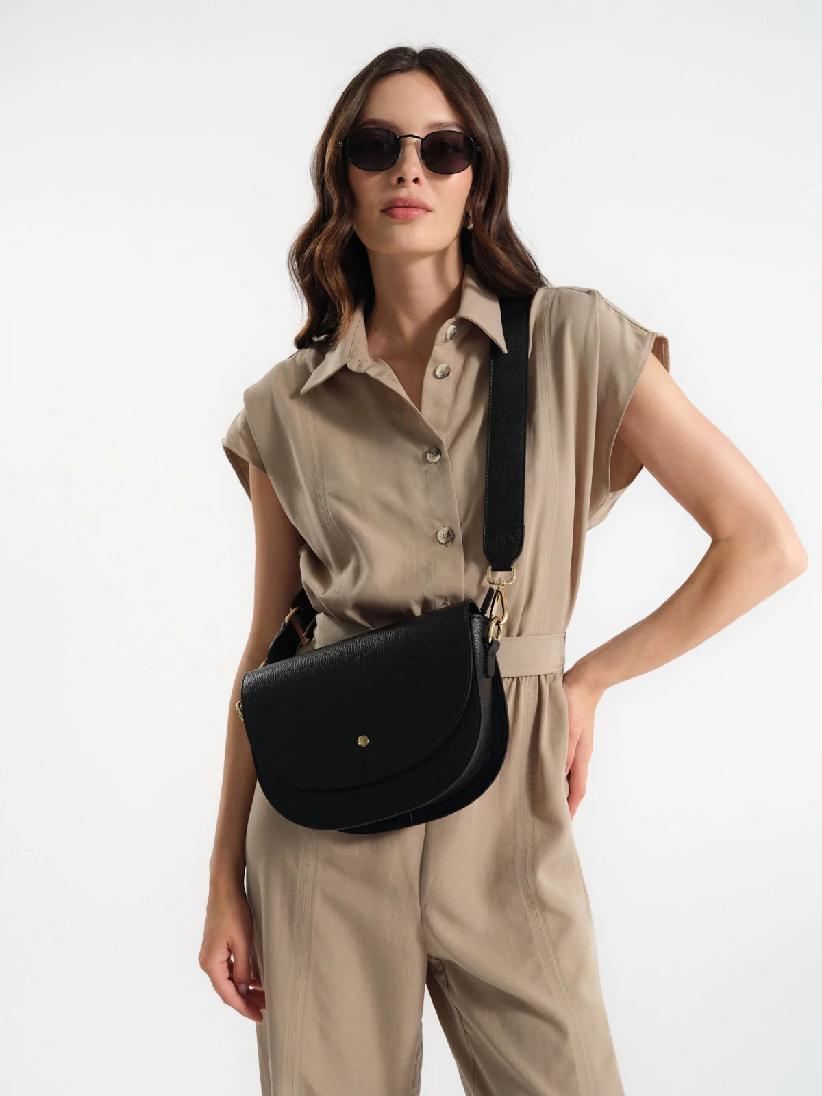 Czarna torebka średniej wielkości