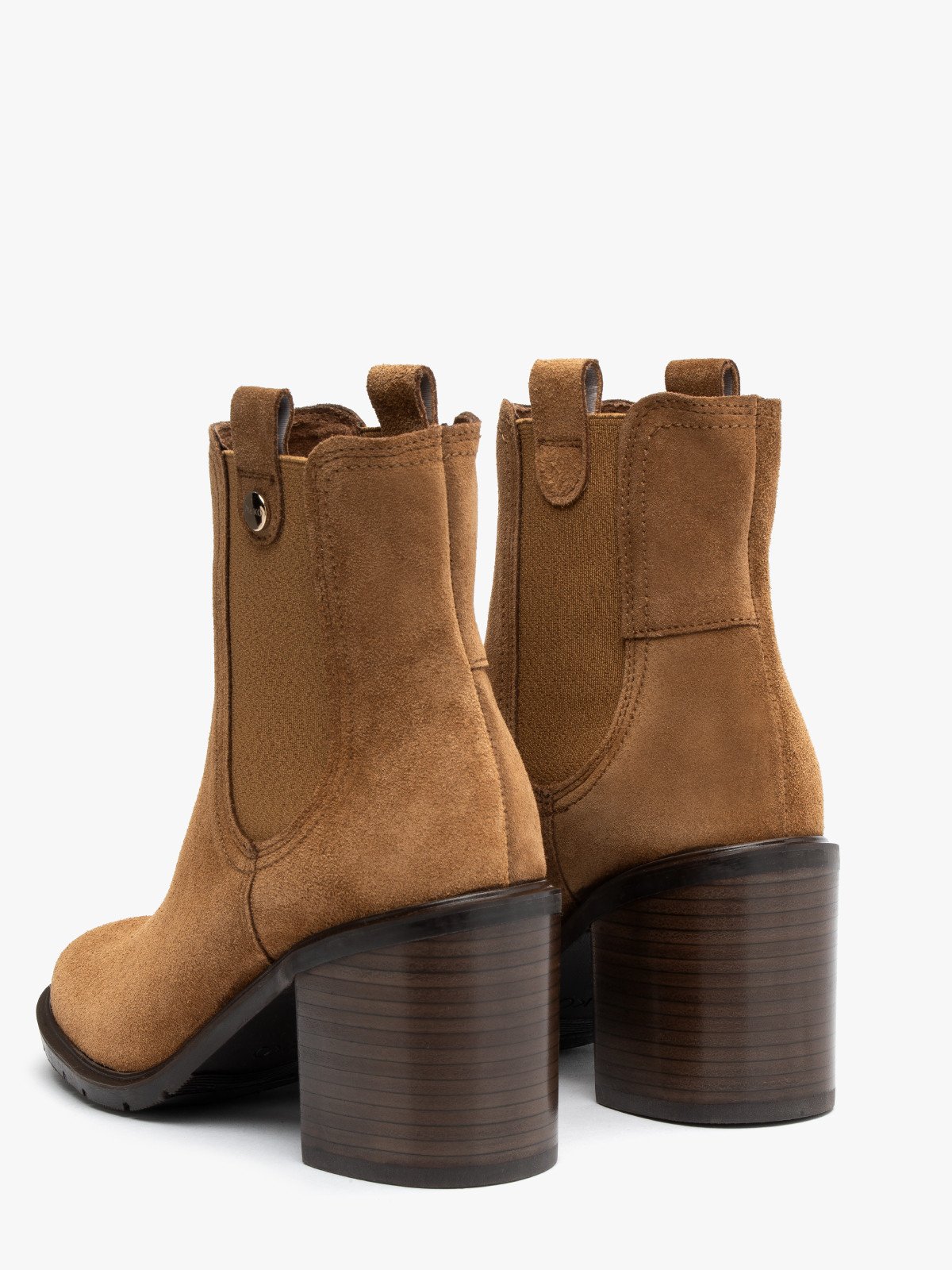 Rude sztyblety na masywnym klocku