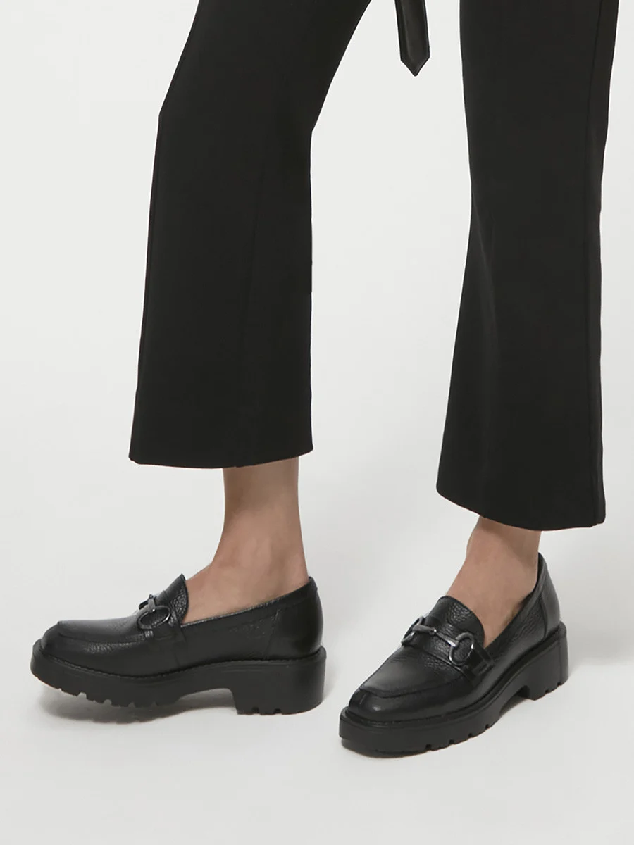 CZARNE MOKASYNY Z OZDOBĄ NA CHOLEWCE