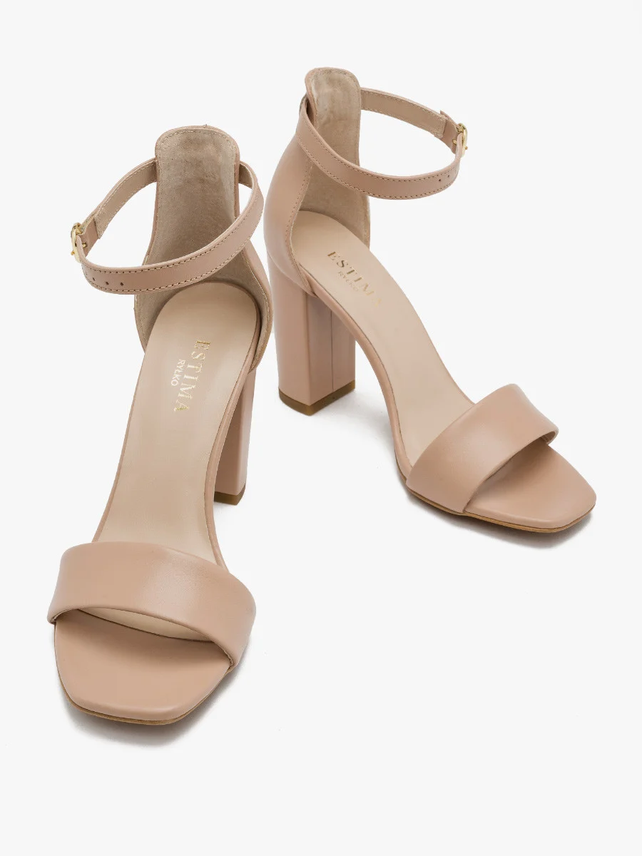 Beżowe sandały na wysokim słupku