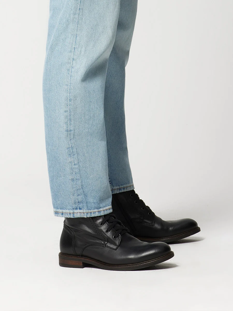 Czarny trzewik męski