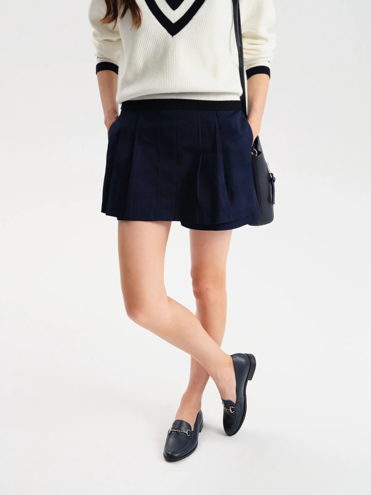 Granatowe mokasyny z platynową ozdobą