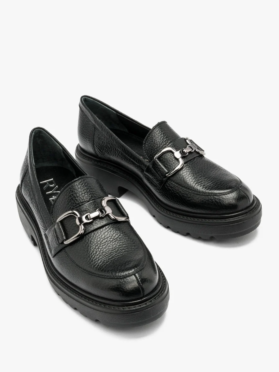 Czarne mokasyny z ozdobą