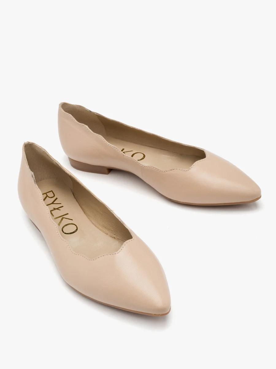 Beżowe baleriny z ozdobną cholewką
