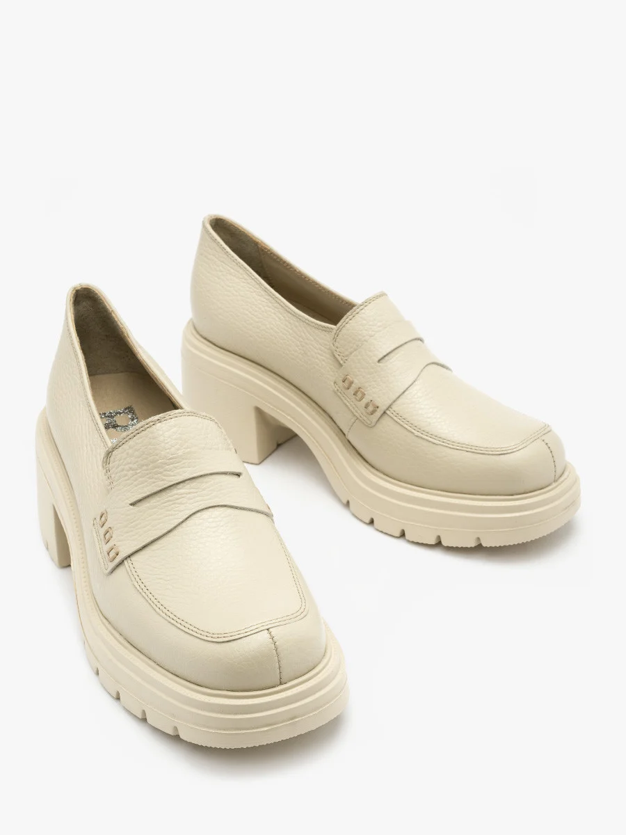 Kremowe mokasyny na obcasie