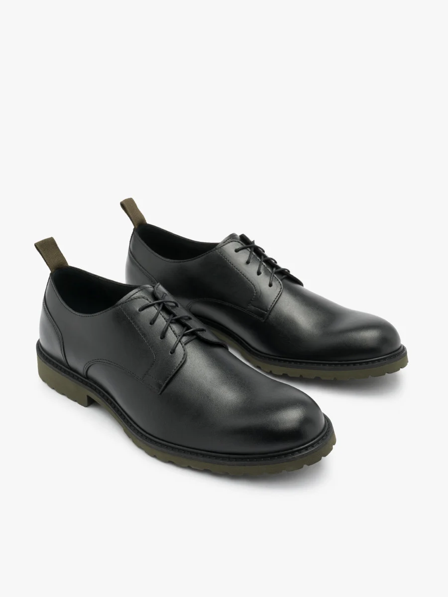 Czarne półbuty na lekkiej podeszwie