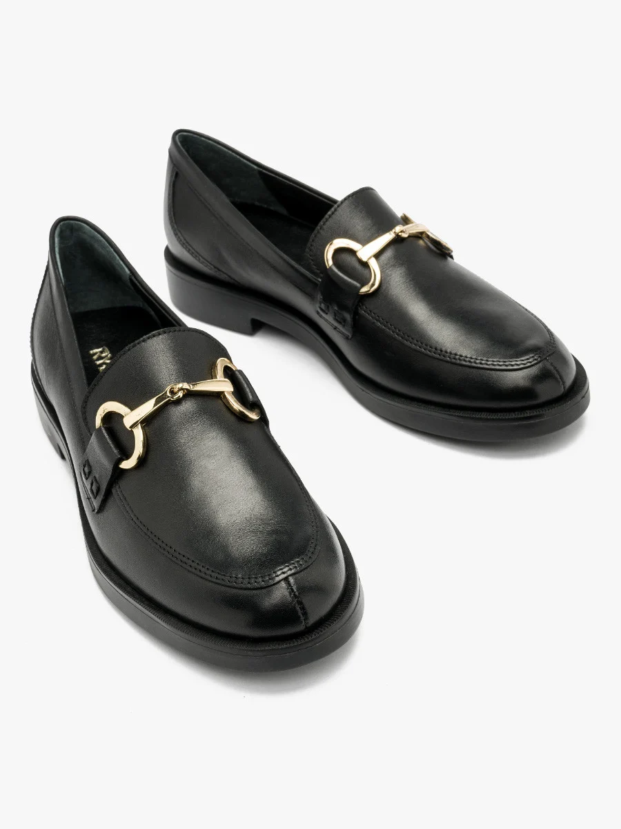 Czarne mokasyny ze złotą ozdobą