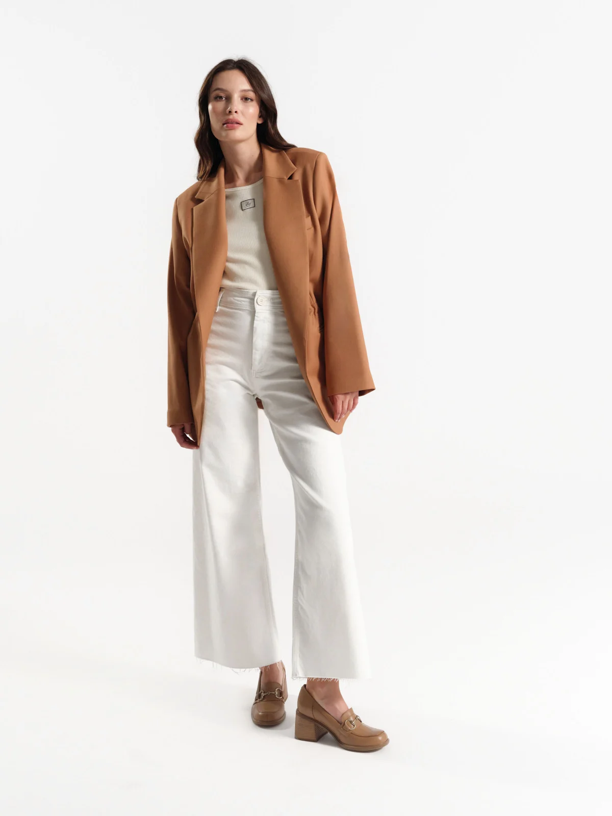 Beżowe mokasyny z platynową ozdobą na cholewce