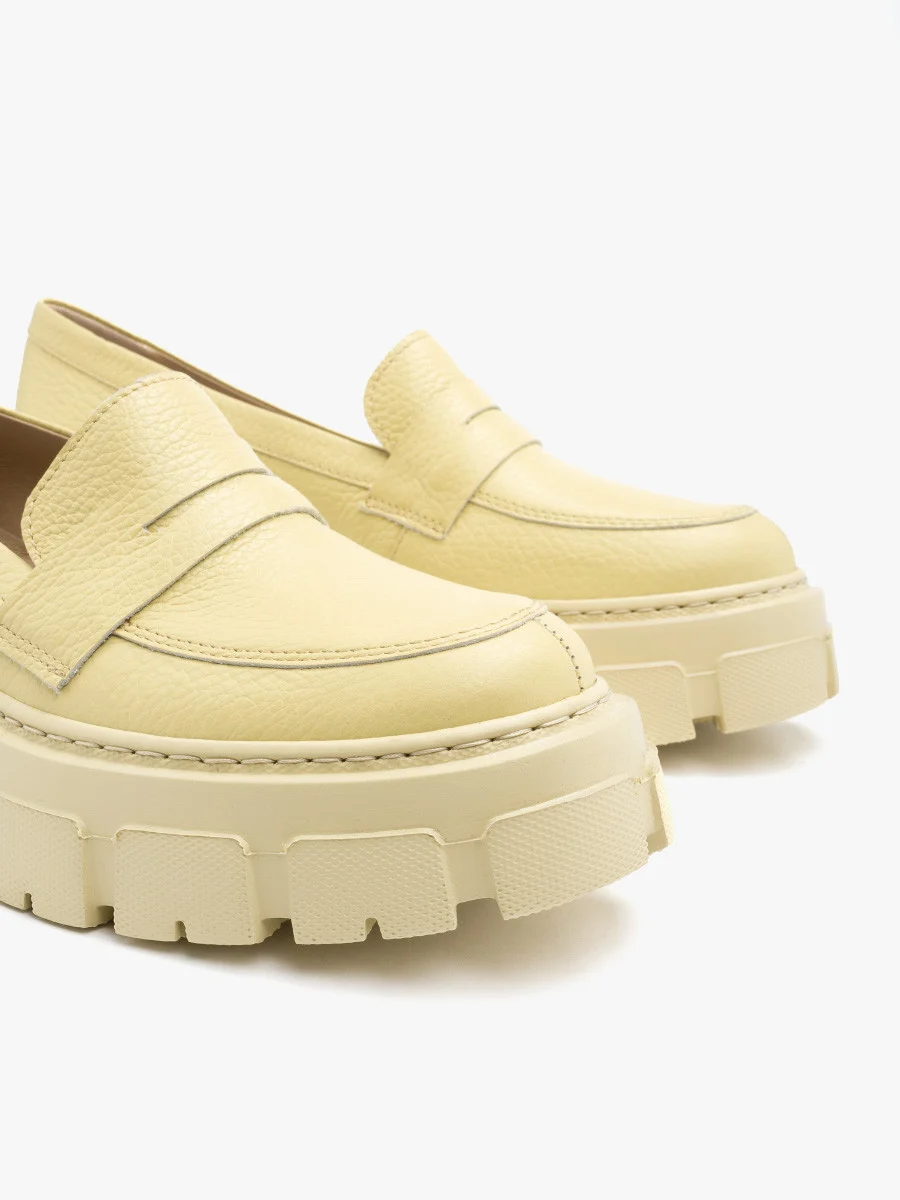 Żółte mokasyny na lekkiej podeszwie