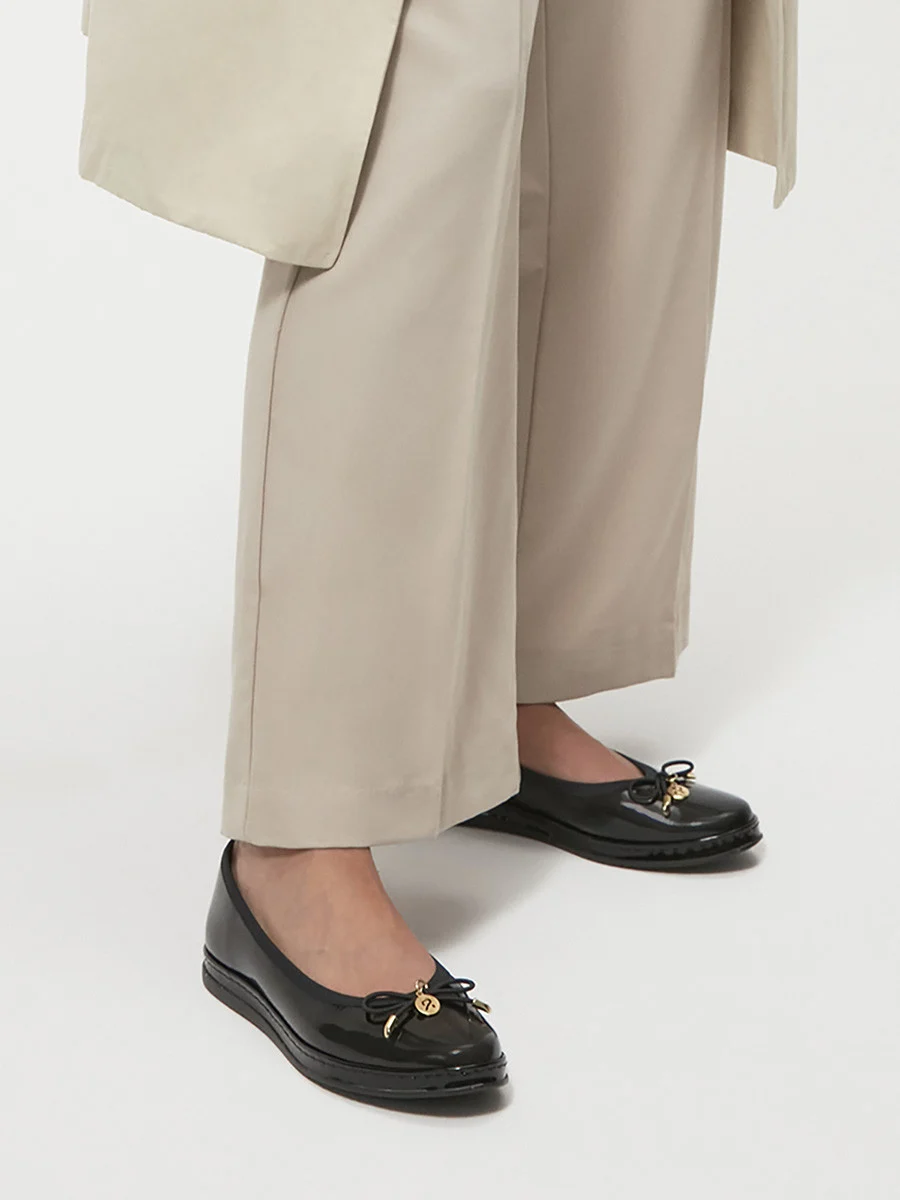 Lakierowane baleriny z kokardą