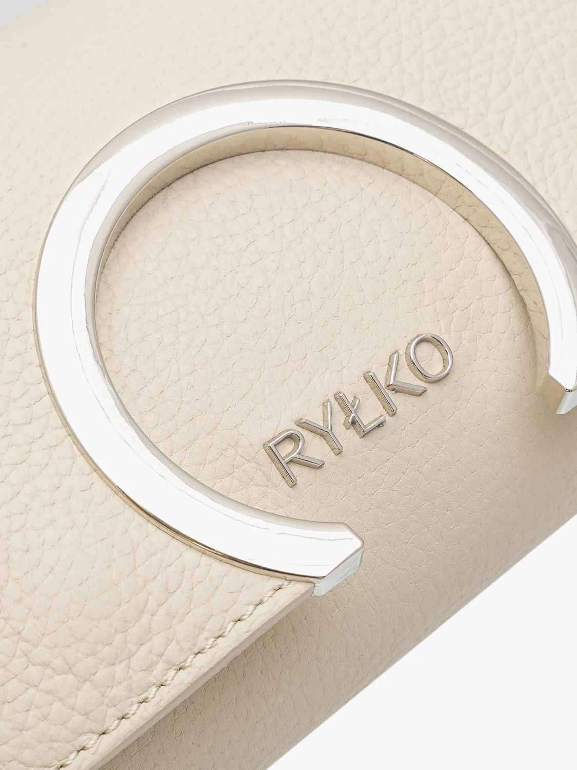 Mała, kremowa torebka typu kopertówka