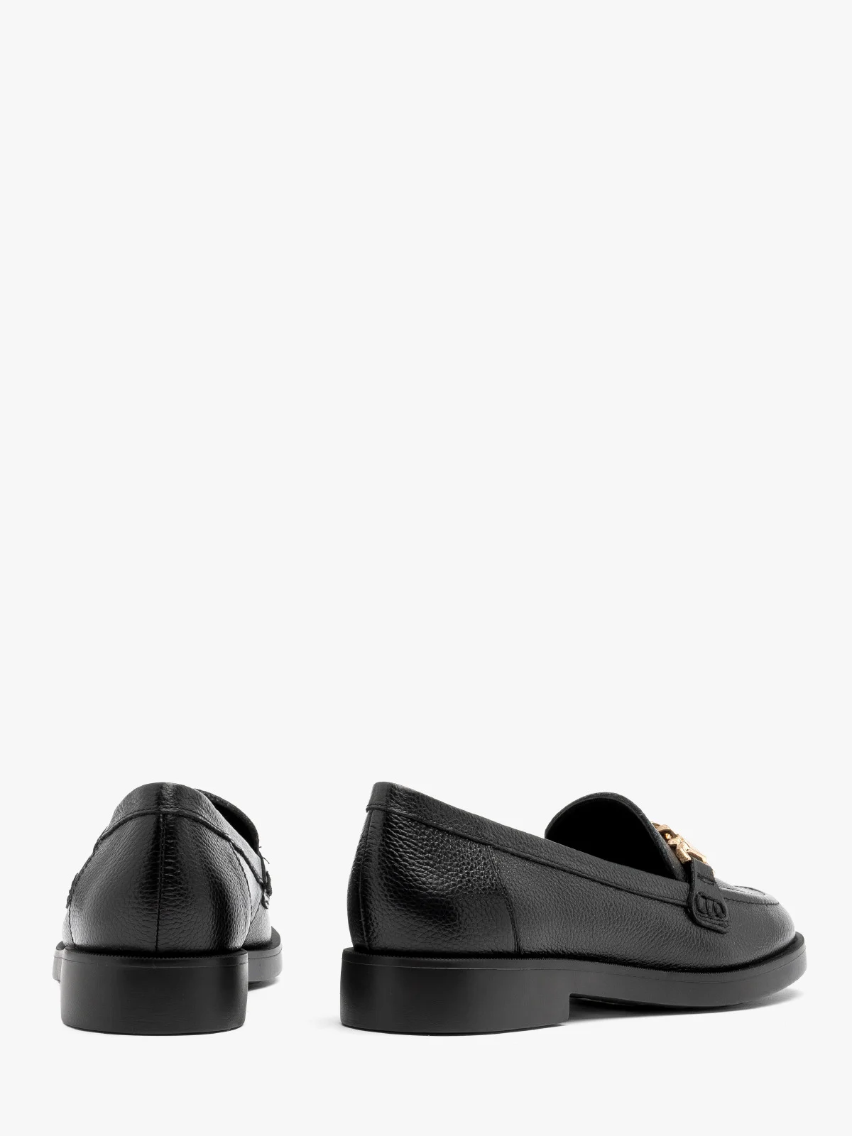 Mokasyny w czarnym kolorze ze złotym łańcuszkiem