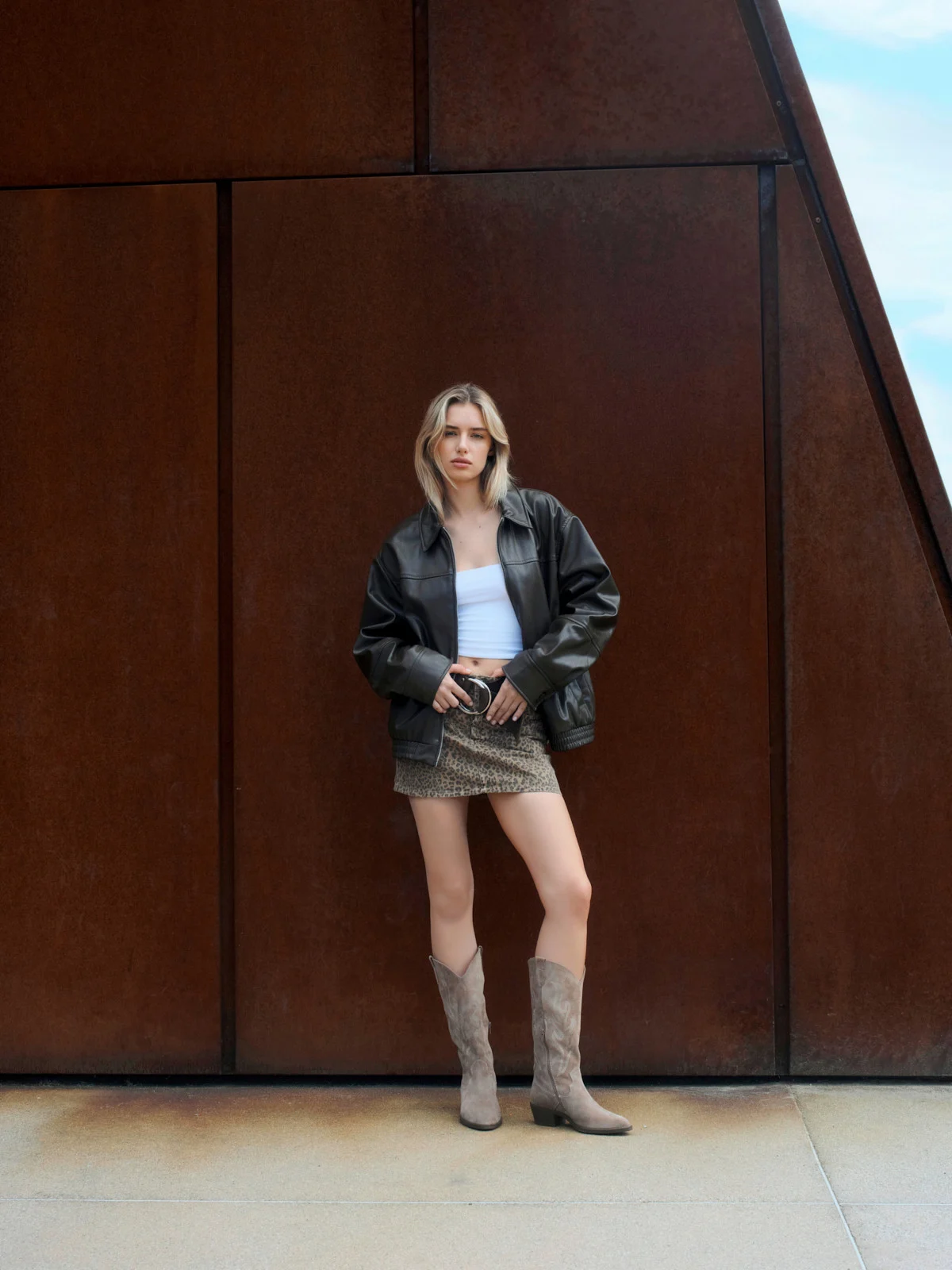 Welurowe kozaki typu kowbojki z dekoracyjnym haftem