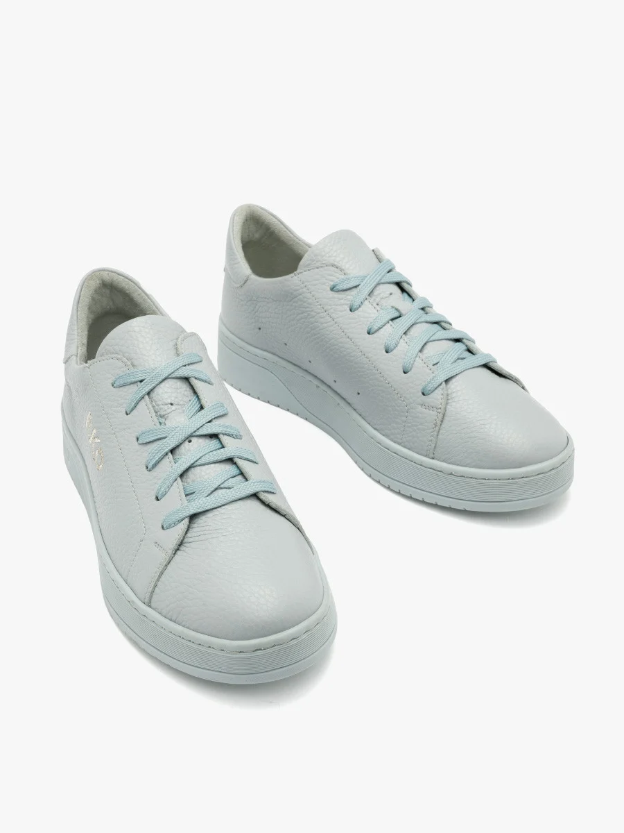 Błękitne sportowe półbuty ze srebrnym logo