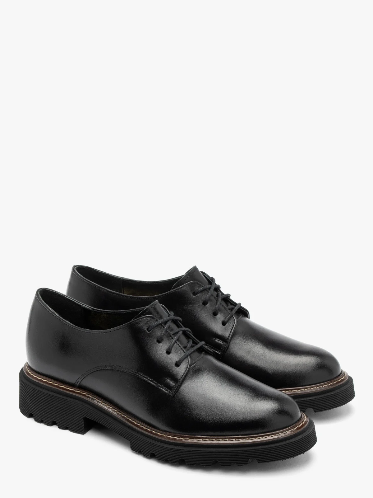 Czarne półbuty damskie na dekoracyjnym spodzie