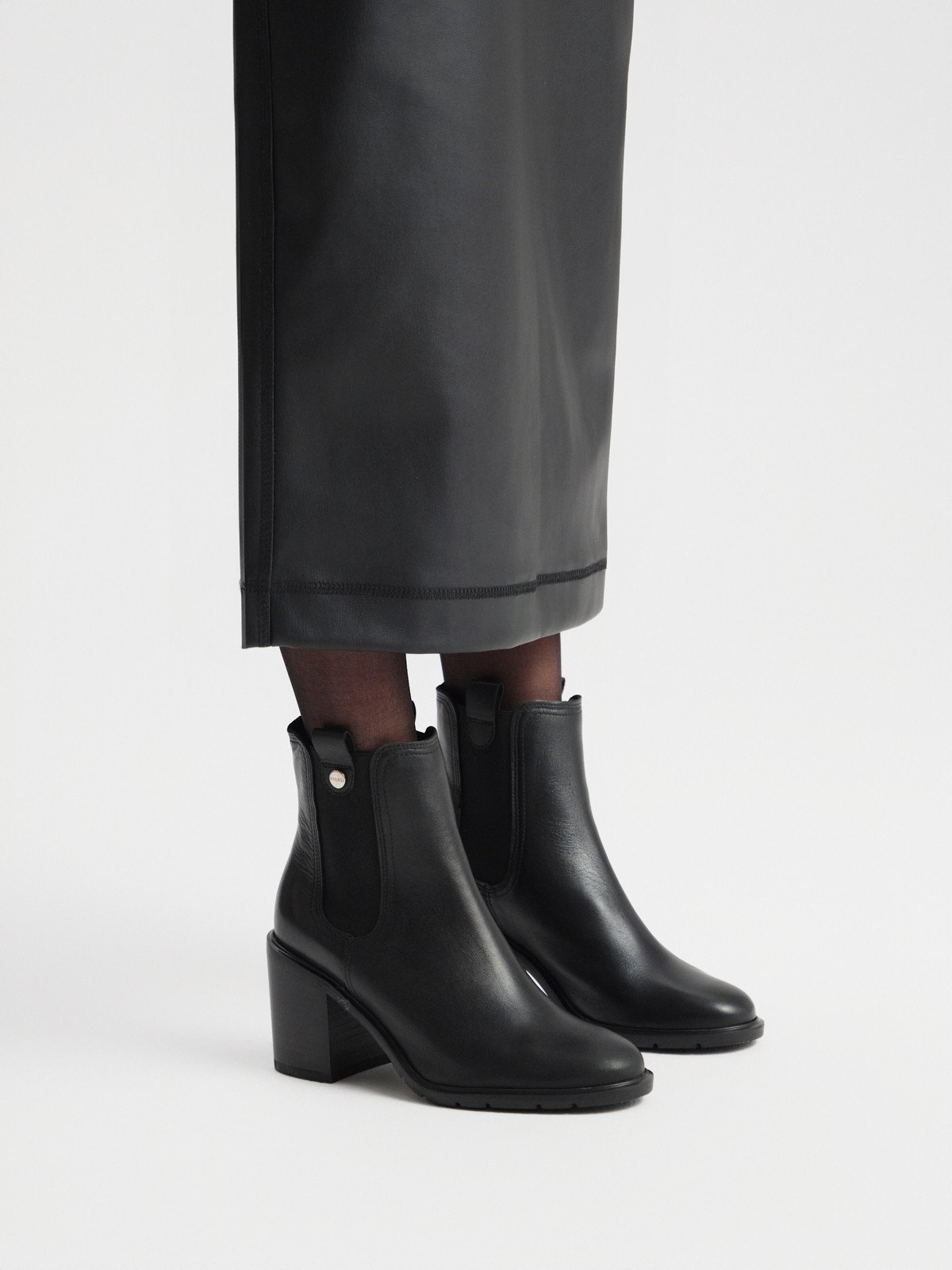 Czarne sztyblety na masywnym klocku