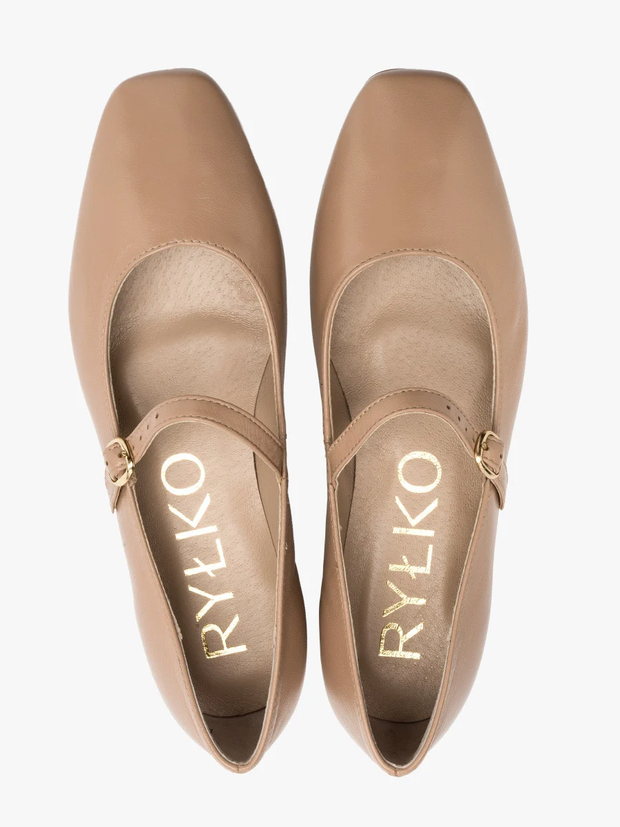 Beżowe baleriny z ozdobnym zapięciem