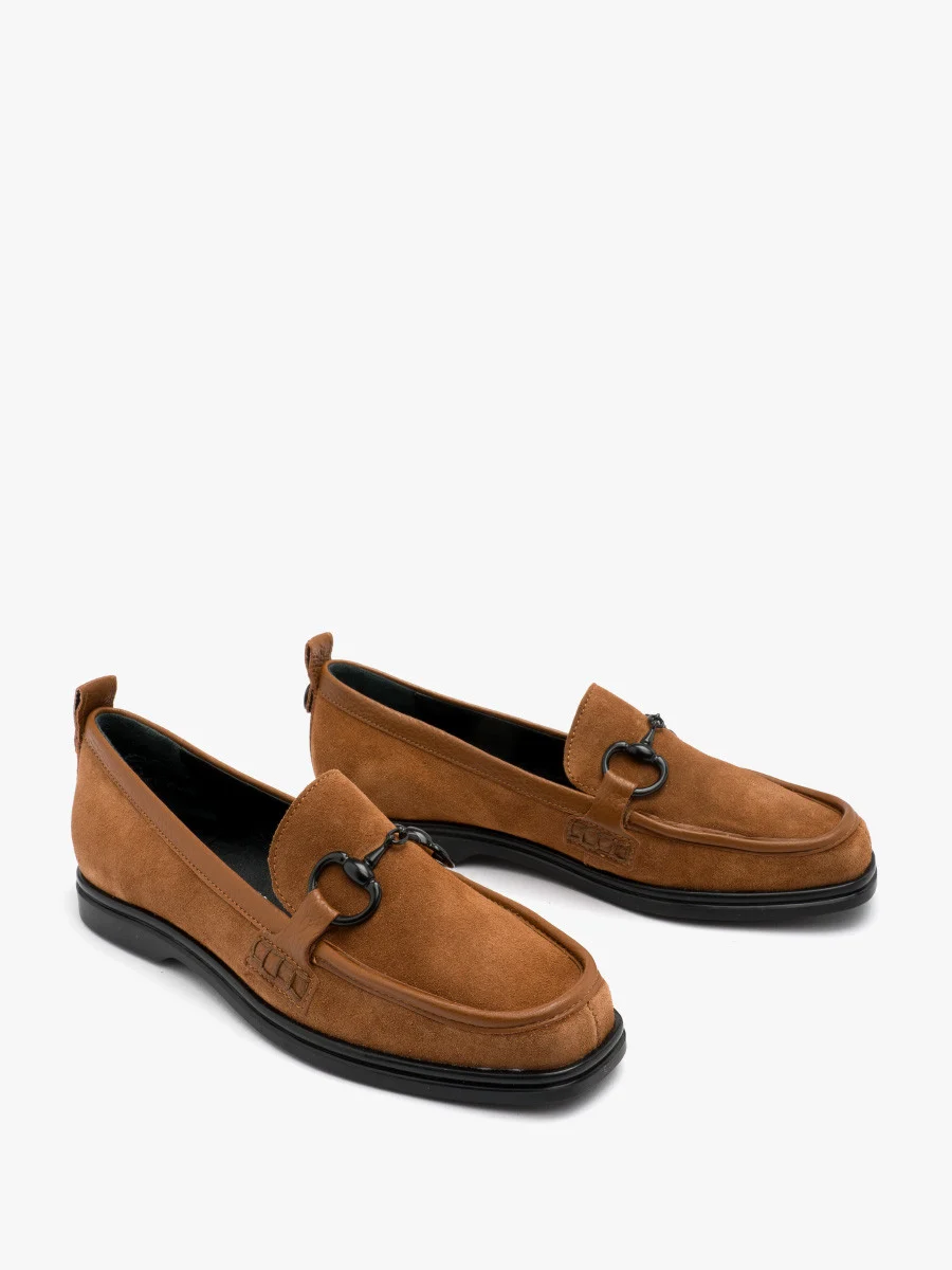 Brązowe mokasyny z czarną ozdobą