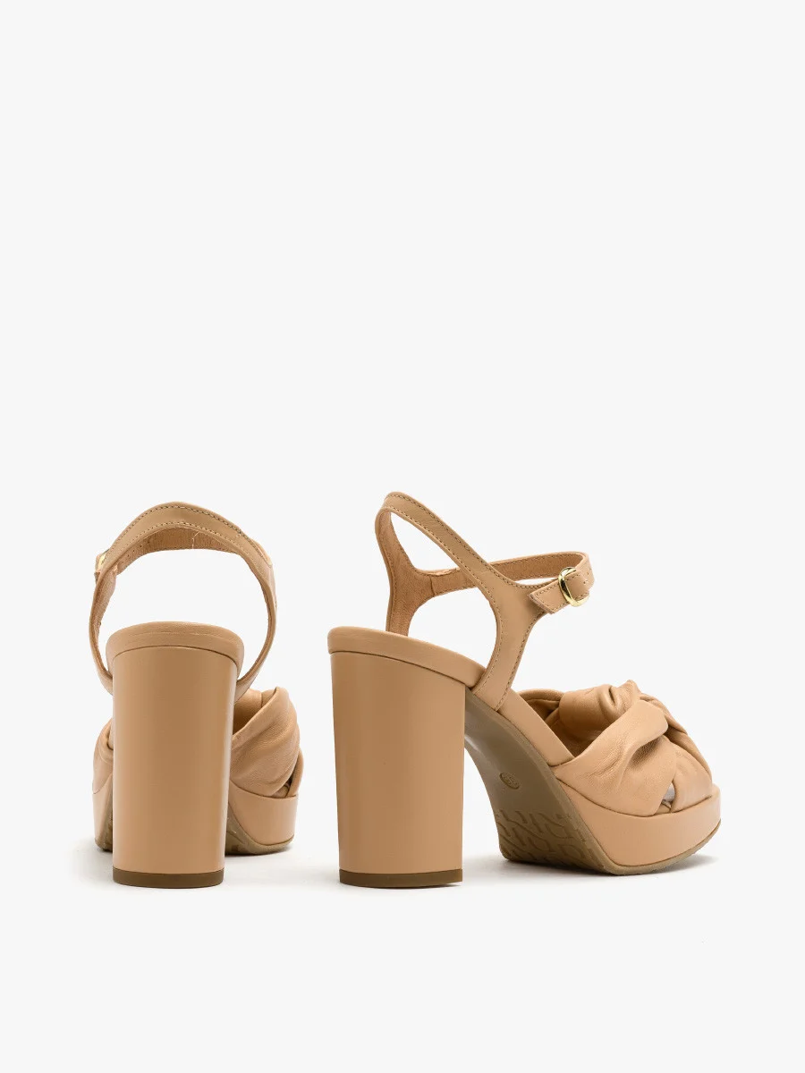 Beżowe sandały na słupku