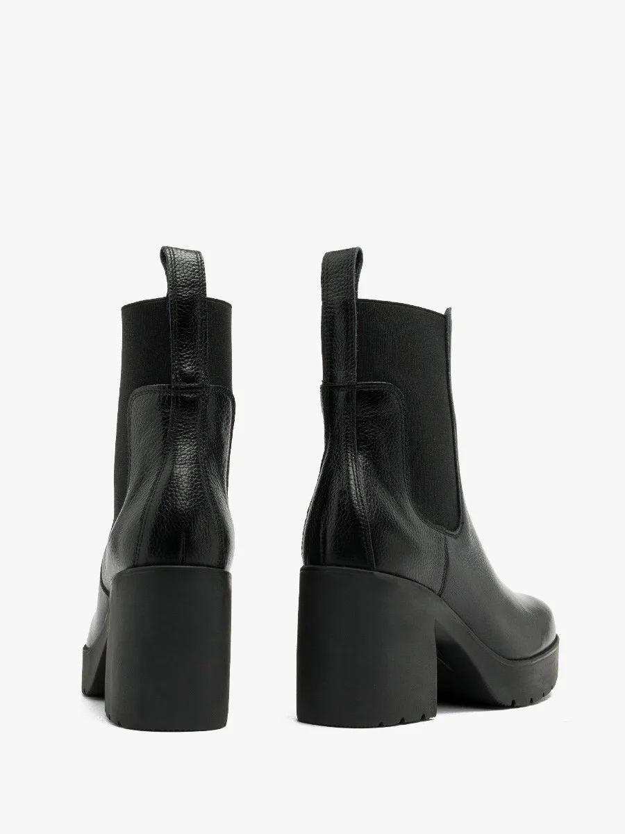 Czarne sztyblety na masywnym obcasie