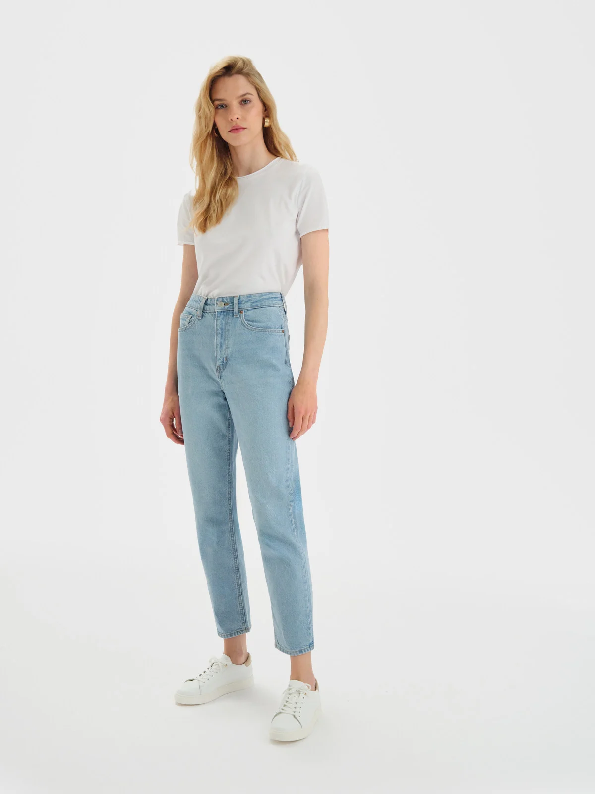 Białe półbuty sportowe z beżową wstawką na pięcie